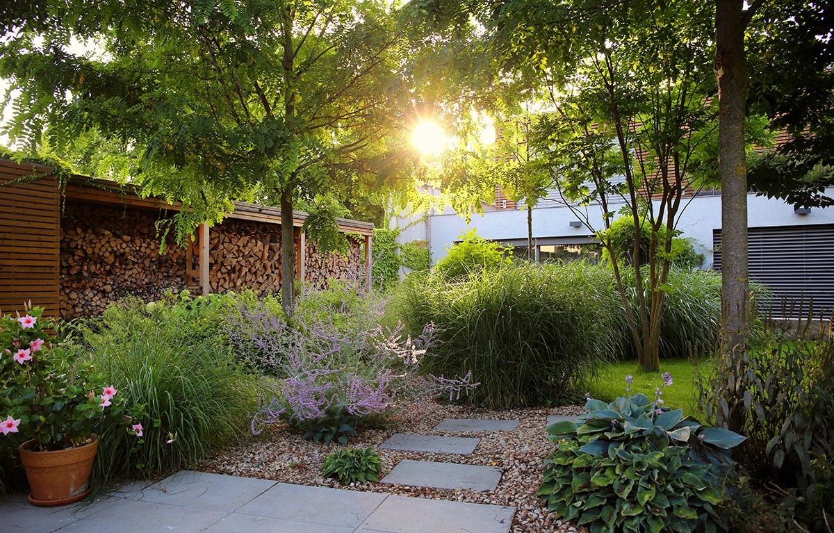 Garden with waterfall | Flera.com